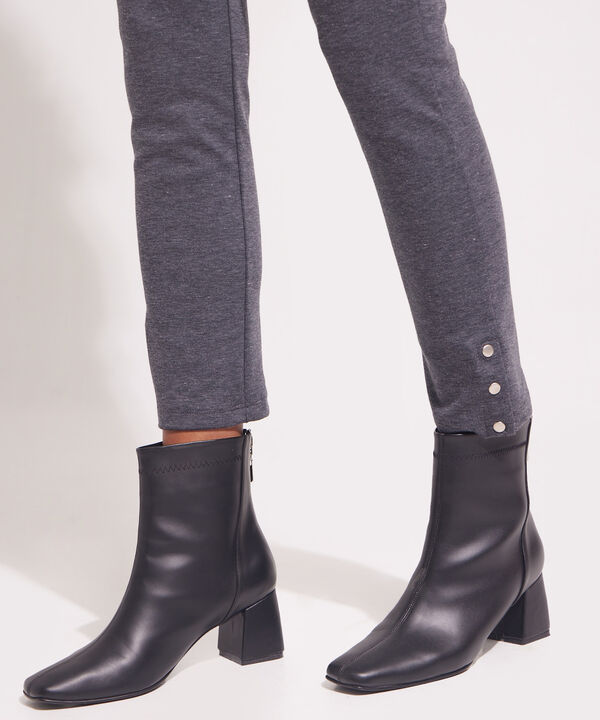 Leggings Unicolor Con Botones Decorativos En Bota