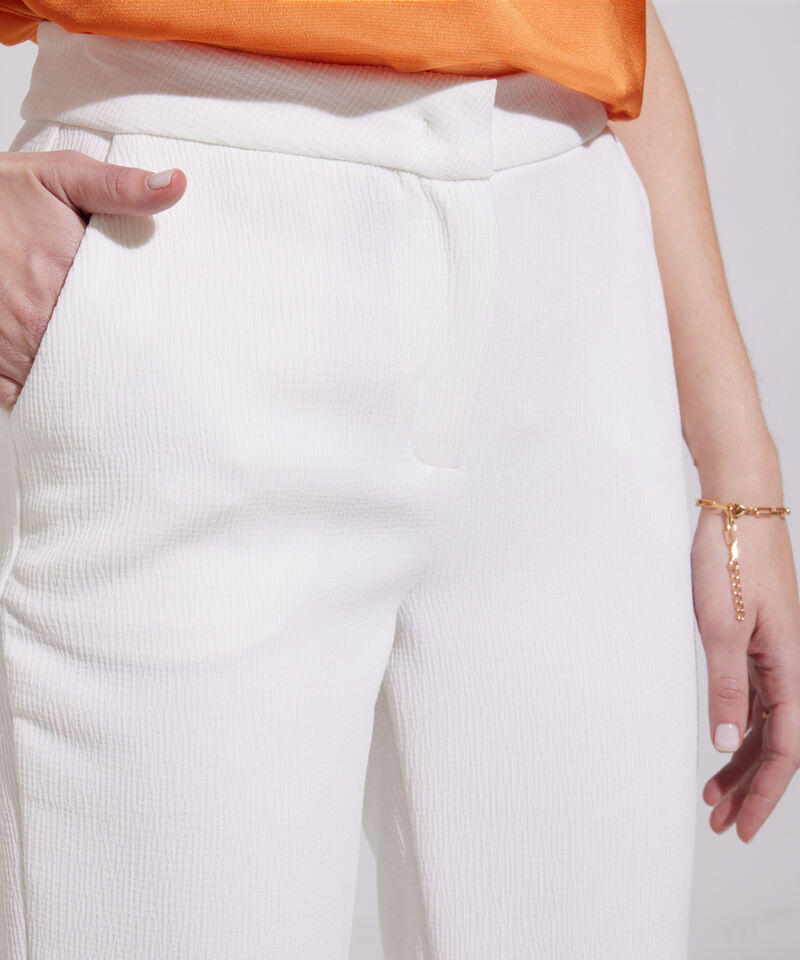 Pantalón Unicolor Con Detalle De Pinzas En Bota