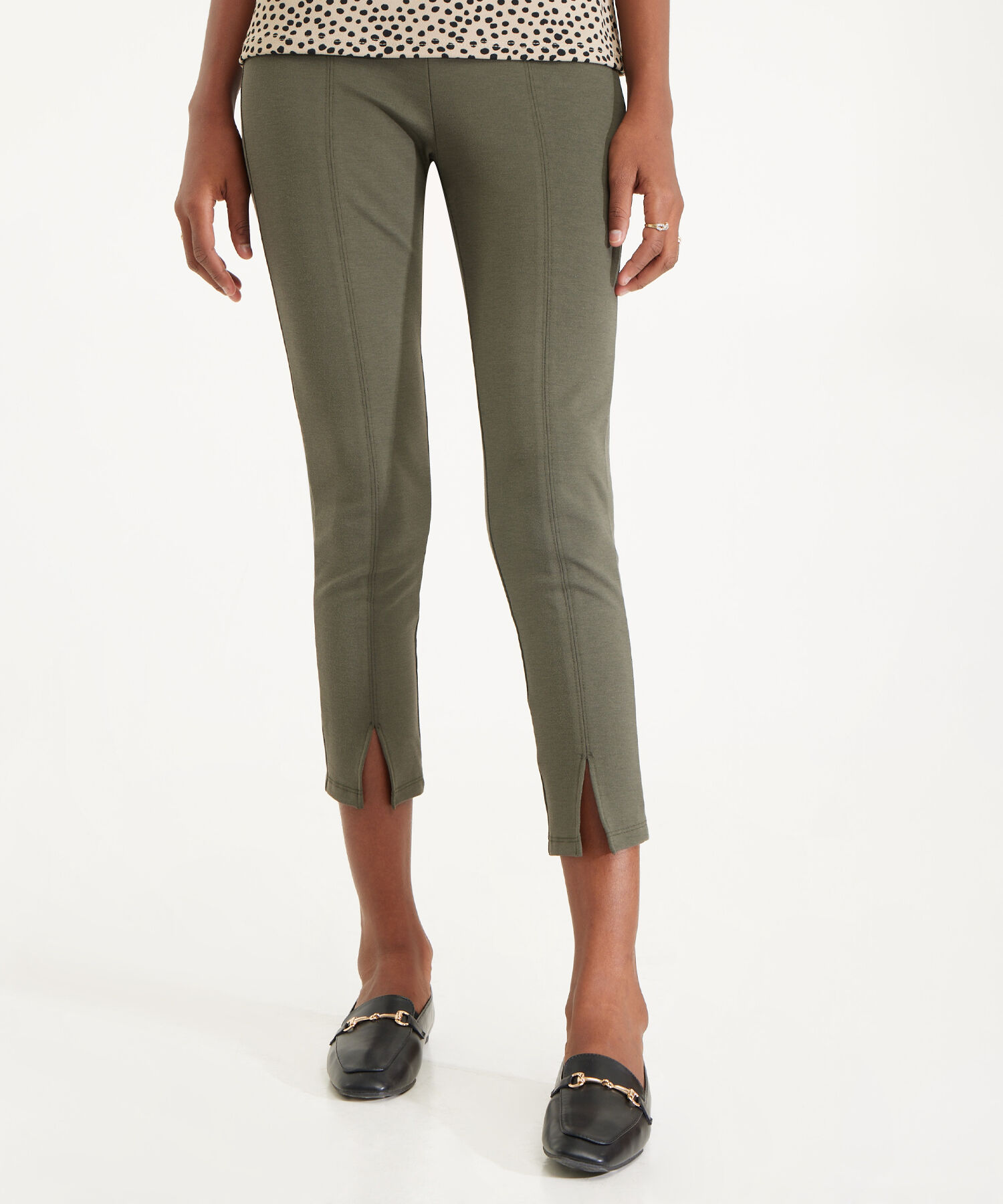 Leggings Unicolor Con Corte En Frente Y Abertura En Bota