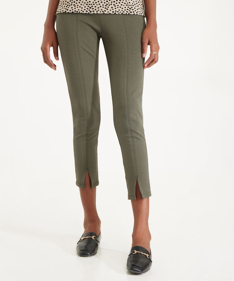 Leggings Unicolor Con Corte En Frente Y Abertura En Bota