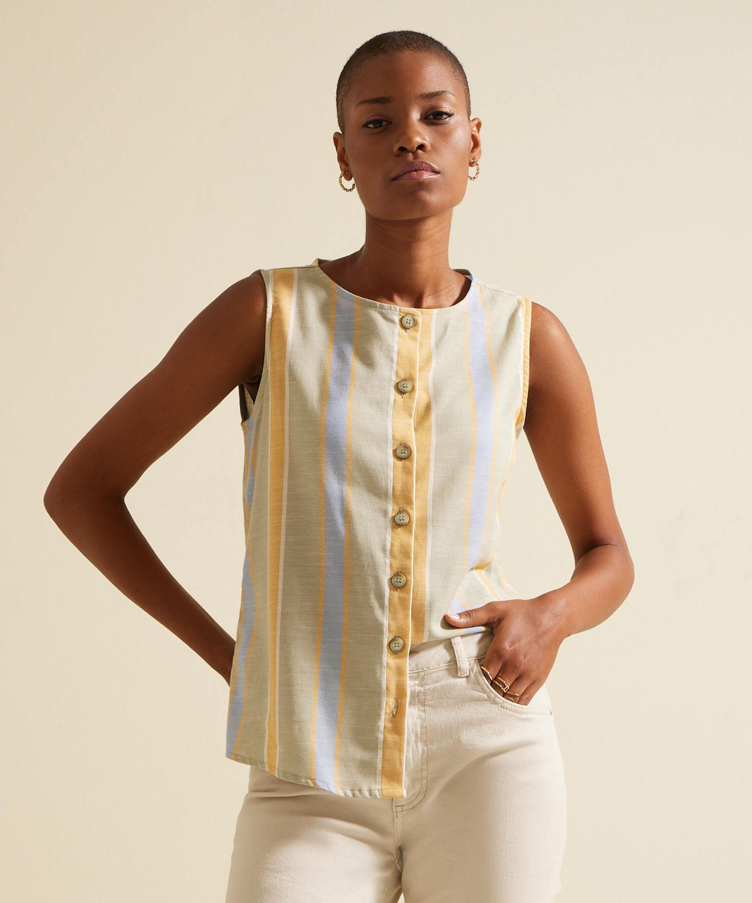 Blusa Preteñida Manga Sisa, Con Cuello Redondo Y Botonadura En Centro Frente