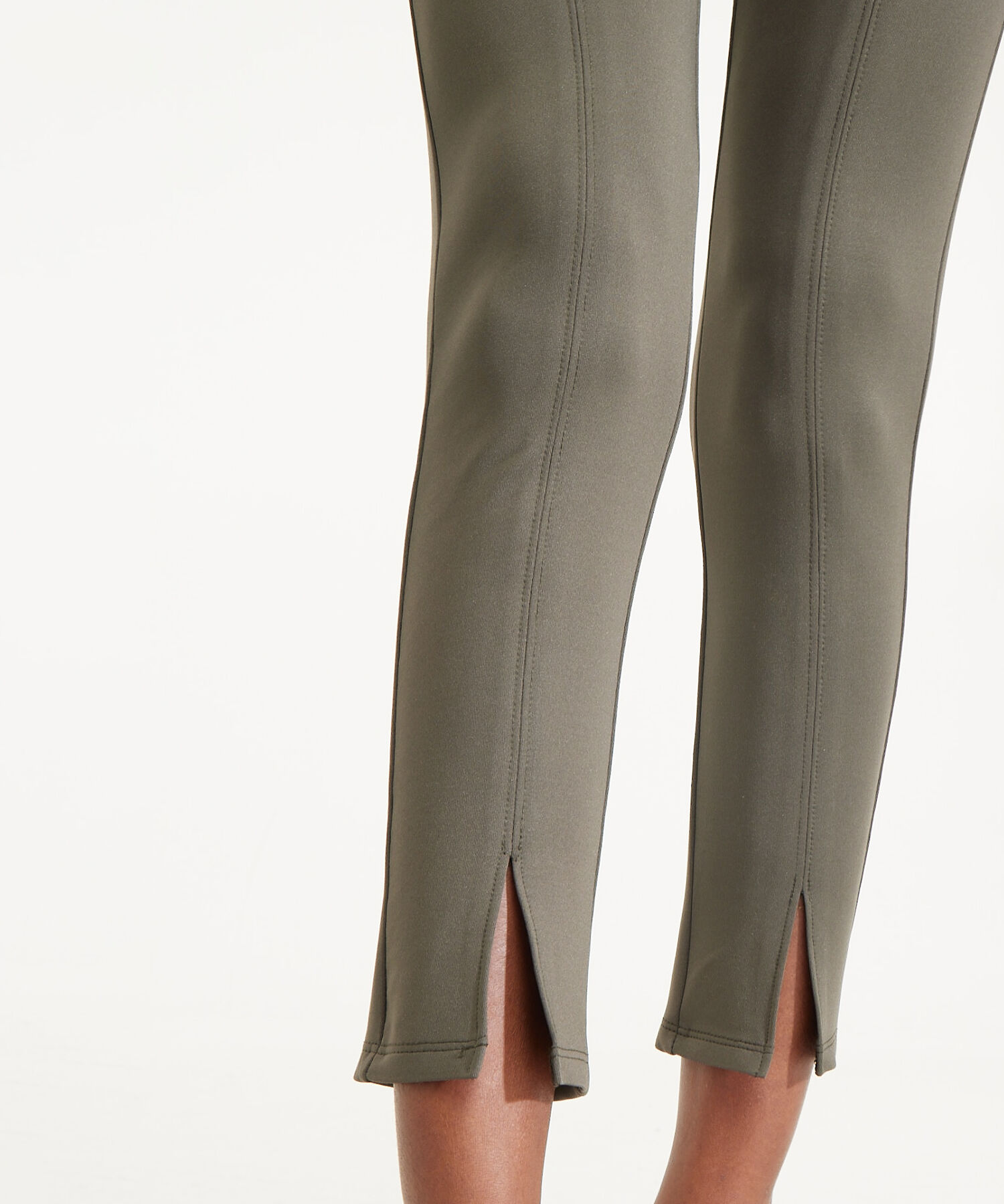 Leggings Unicolor Con Corte En Frente Y Abertura En Bota