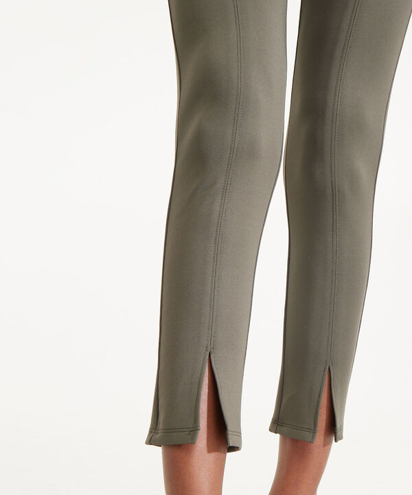 Leggings Unicolor Con Corte En Frente Y Abertura En Bota
