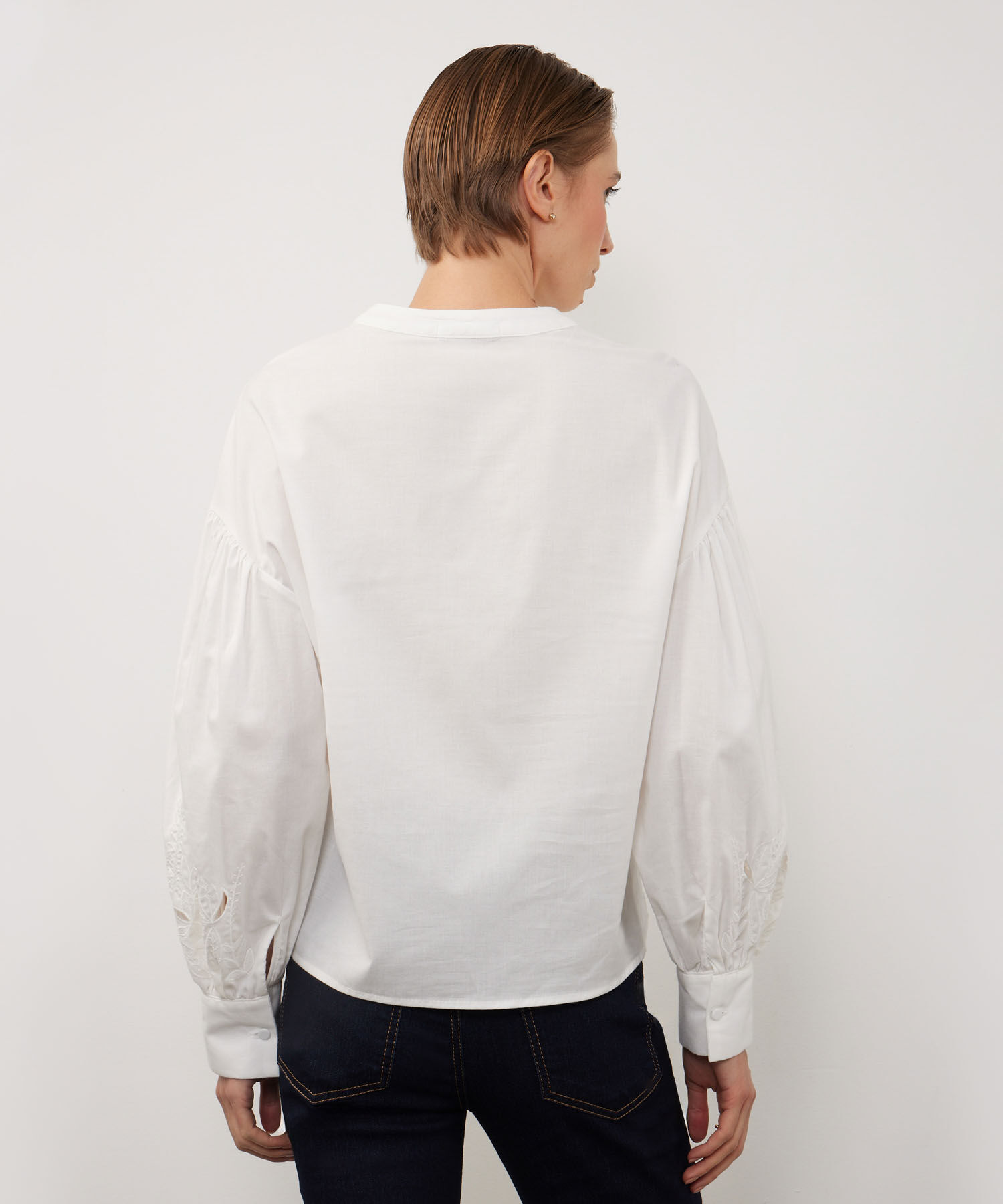 Blusa Con Bordado En Mangas