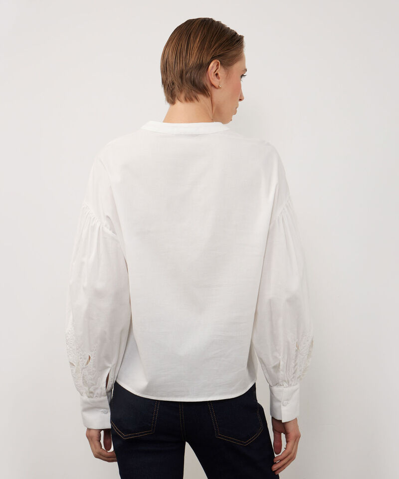 Blusa Con Bordado En Mangas