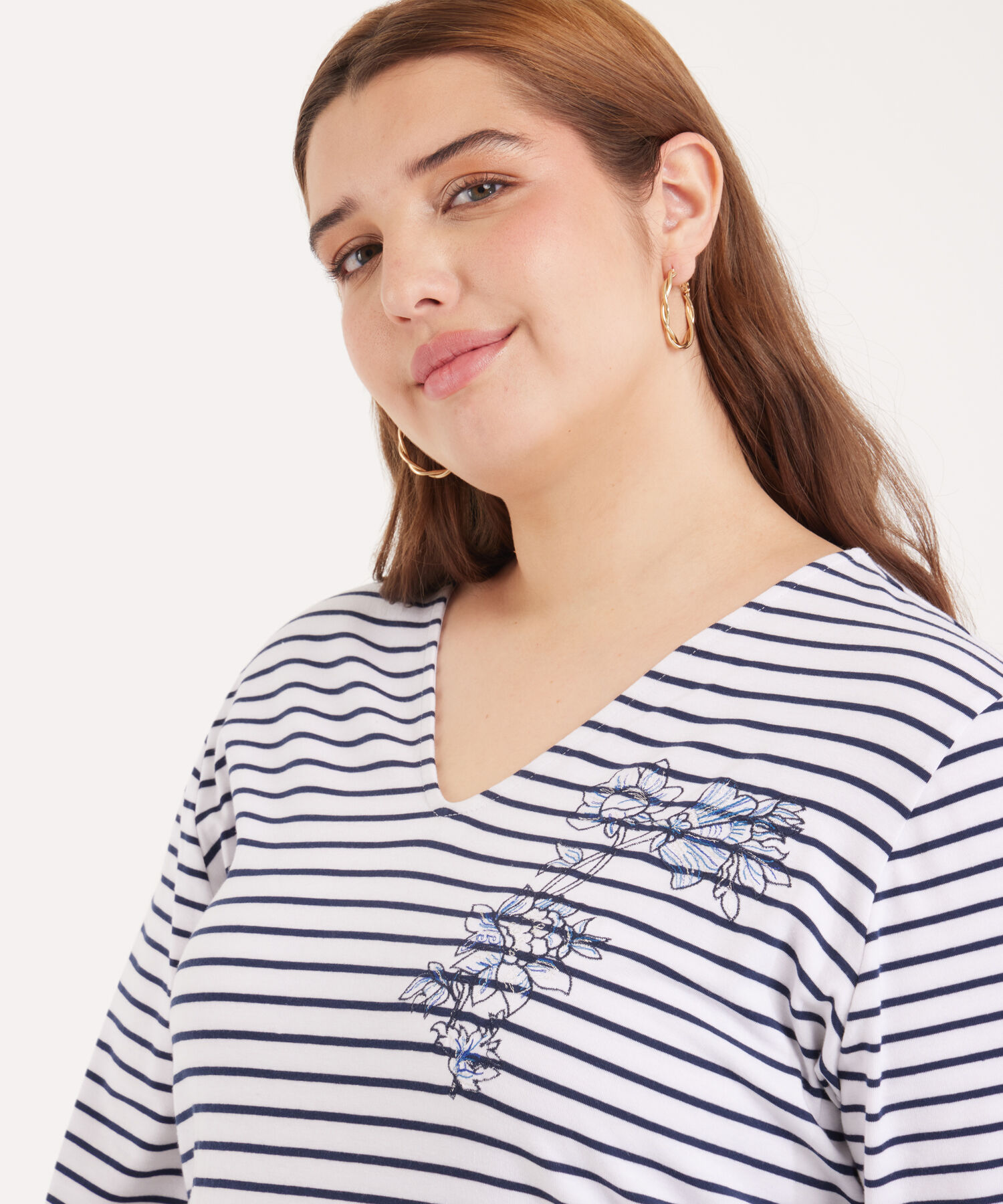 Camiseta Cuello V  Preteñida Con Bordado Manga 3/4
