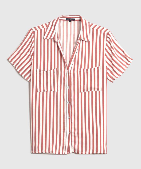 Camisa Manga Corta Con Bolsillos En Frente Estampada