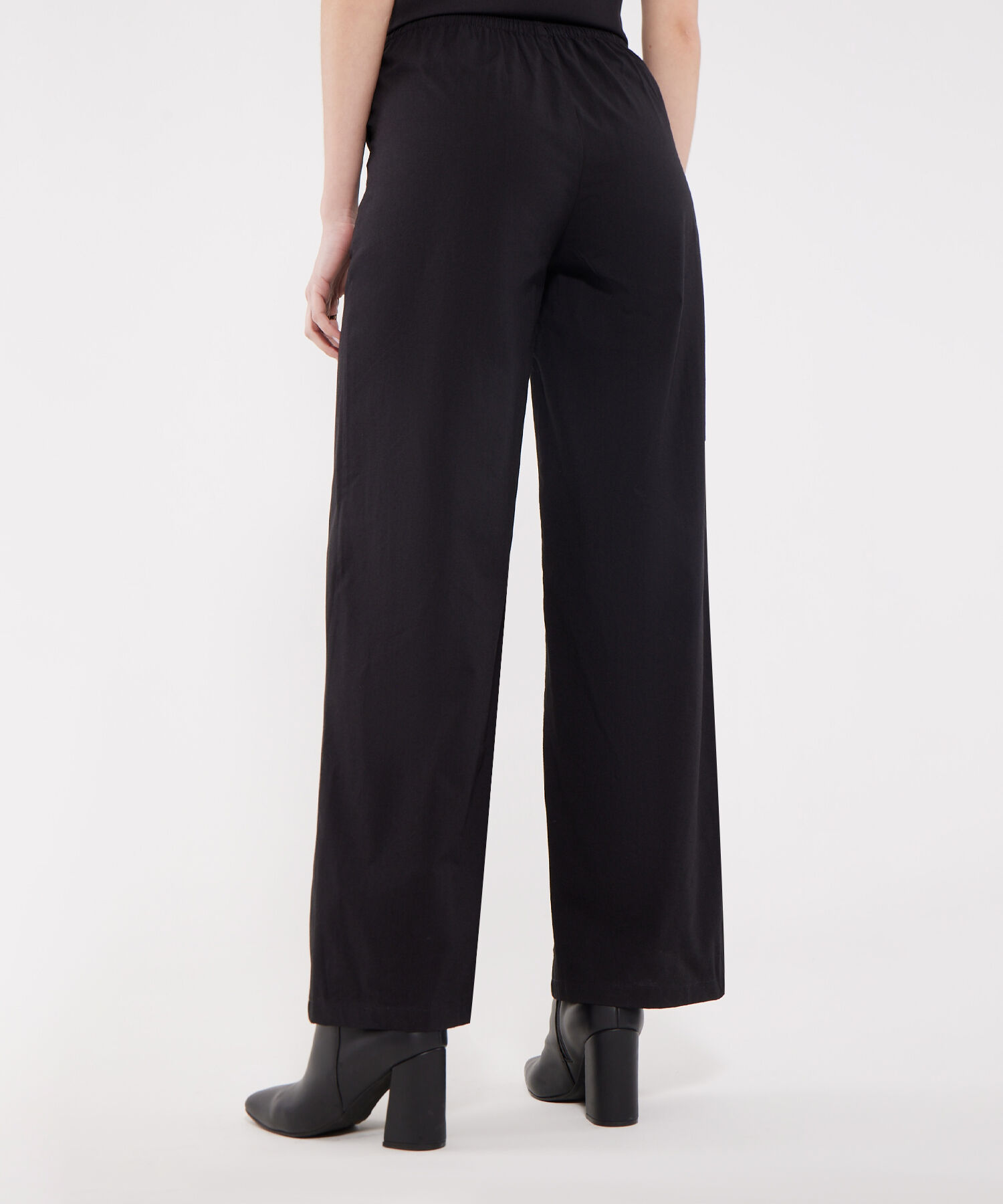 Pantalón Unicolor Con Botonadura Cruzada