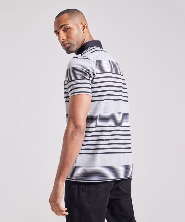 Polo Preteñida Cuello Duro Con Bolsillo, Pechera Y Banda En Contraste Unicolor, Silueta Regular Fit