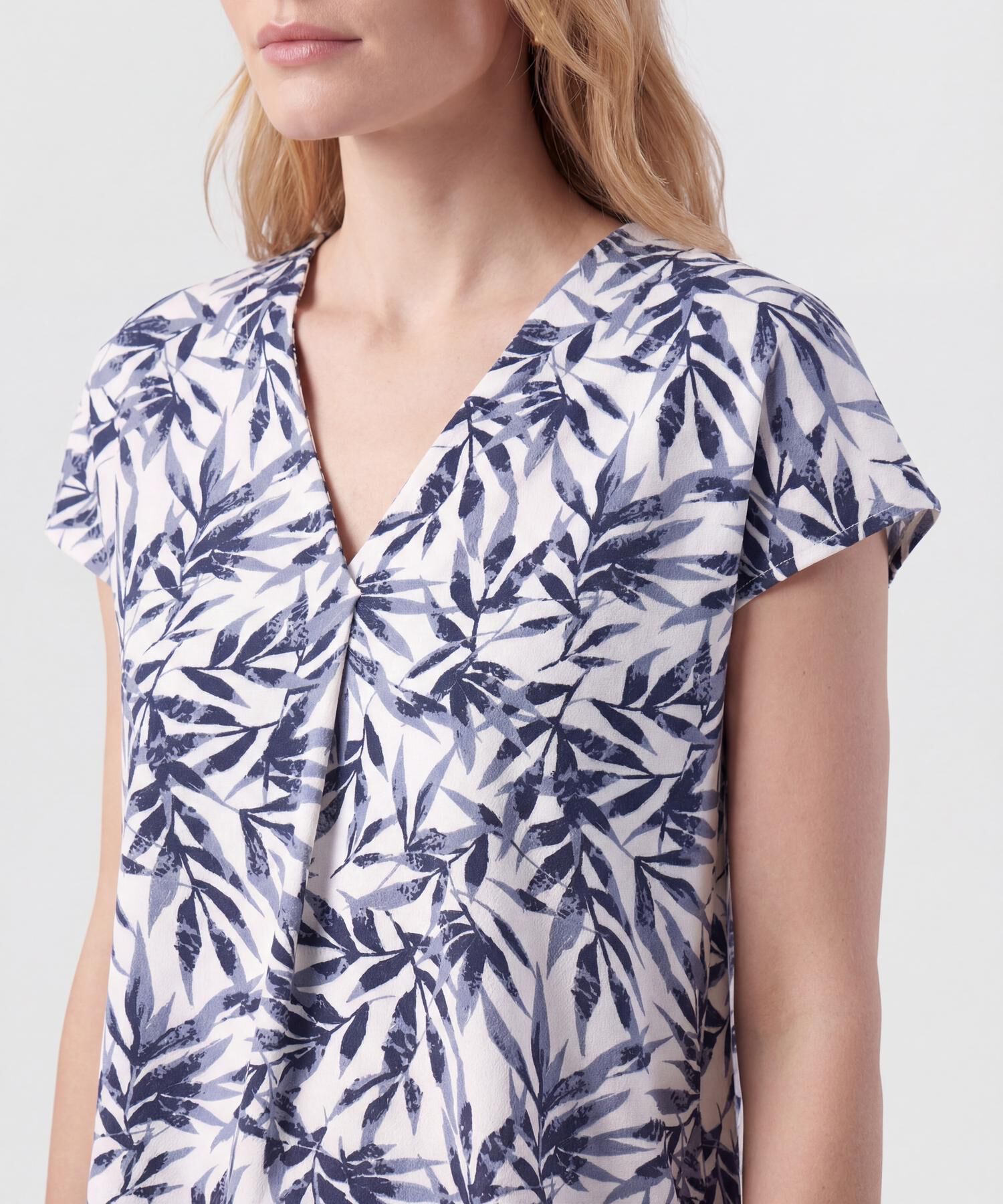 Camiseta Cuello En V Con Prense Frontal Mujer