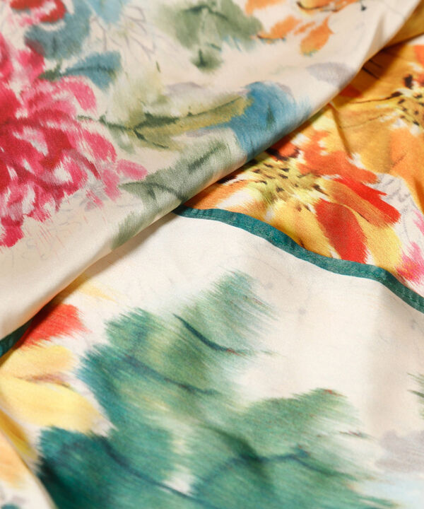 Pañoleta Estampada En Satín Diseño Floral
