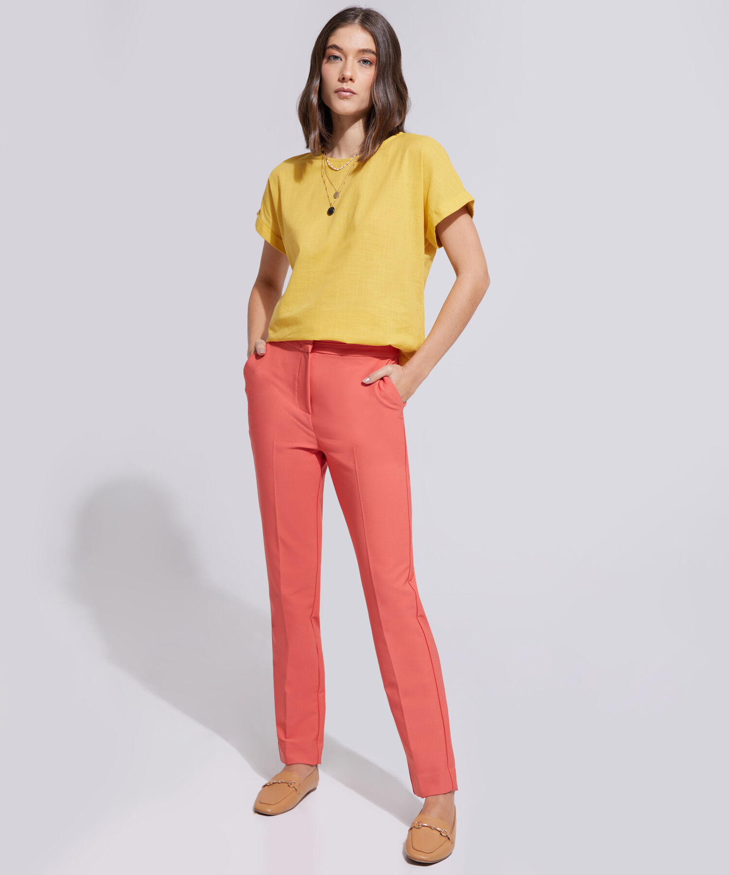 Pantalón Tiro Alto Unicolor Con Detalle En Pretina