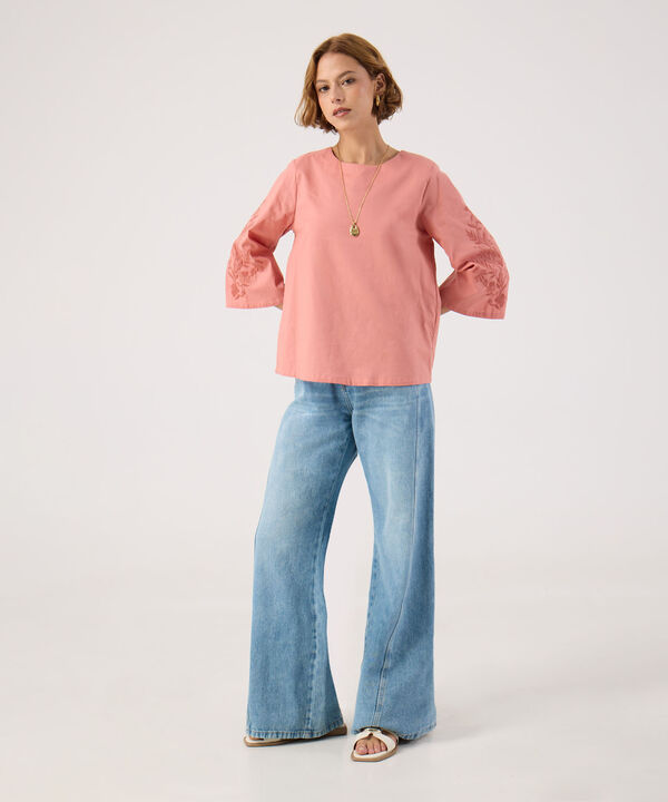 Blusa con Bordado Floral en Mangas  image number null