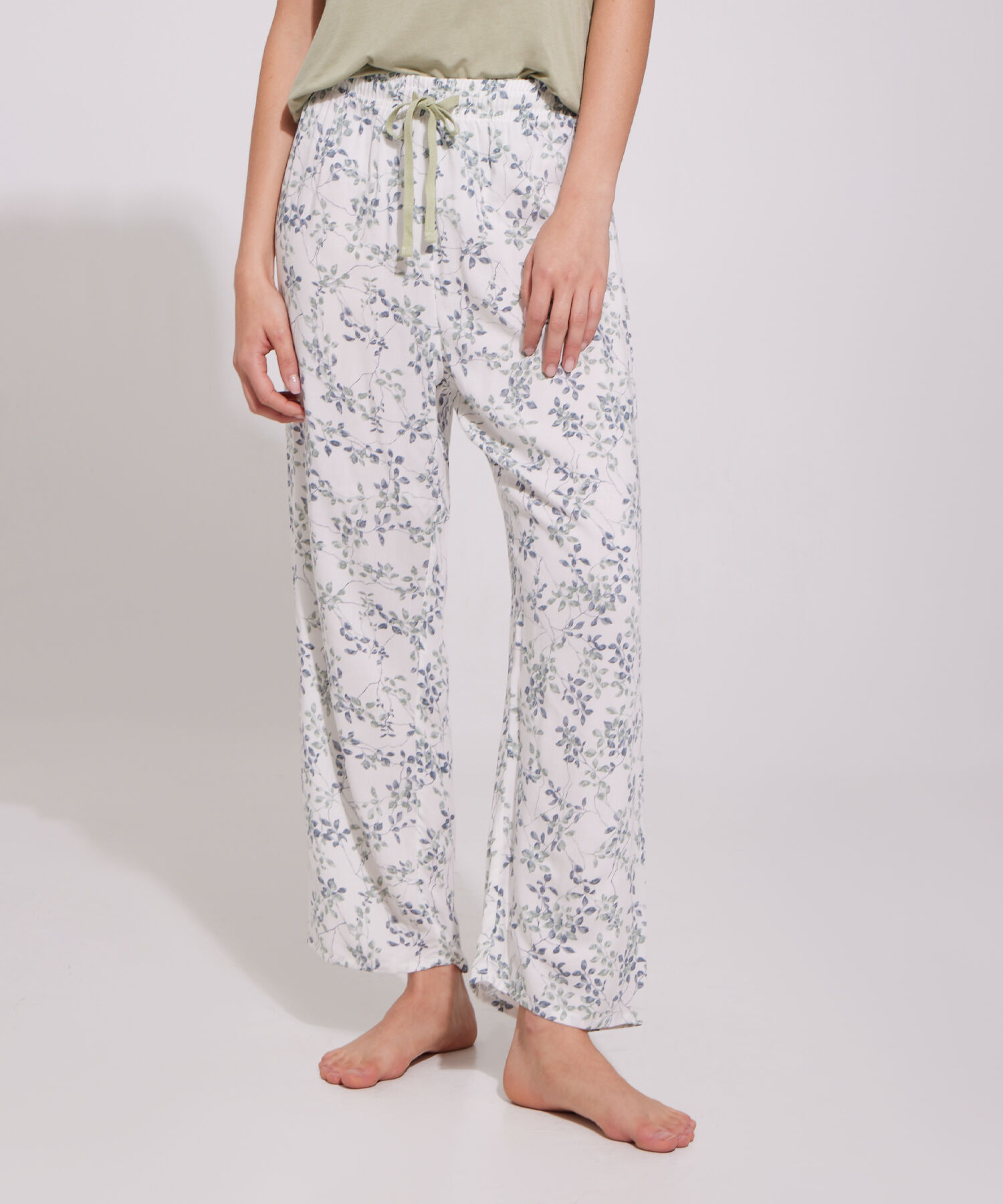 Pijama Set Camiseta Manga Sisa Y  Pantalón Capri Estampado