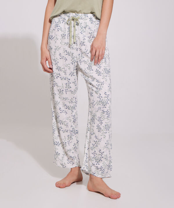Pijama Set Camiseta Manga Sisa Y  Pantalón Capri Estampado