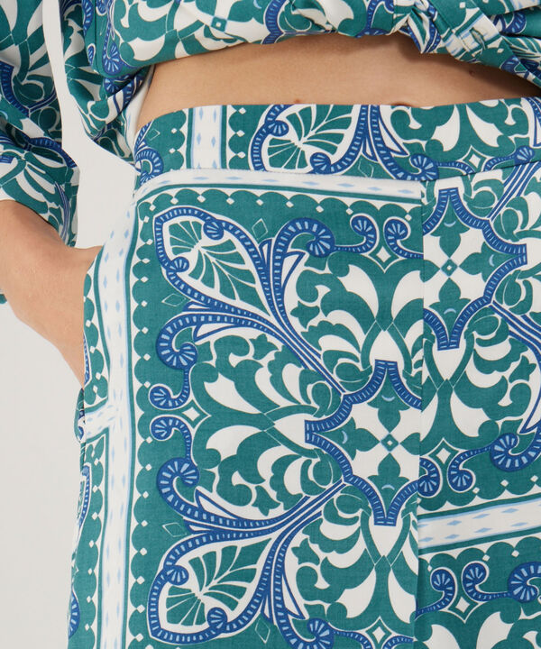 Pantalon Estampado Con Bolsillos Laterales, Quiebre En Frente Y Pretina Resortada En Posterior