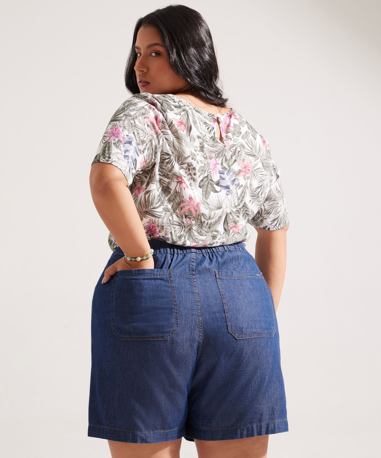 Bermuda Con Cinturon Desde El Costado Tono Oscuro