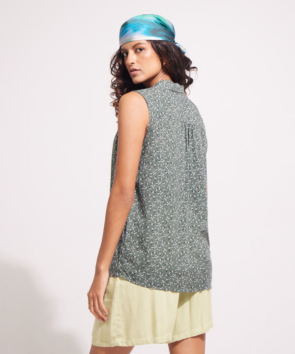 Blusa Estampada Manga Sisa, Cuello Smoking Con Anudado Y Corte En Hombro Con Recogido