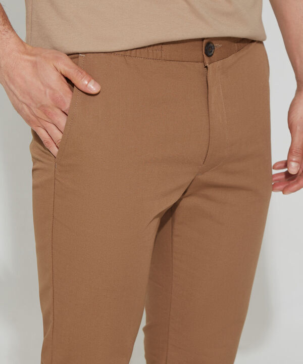 Pantalón Unicolor, Cintura Elástica Con Botón, Bolsillos Laterales, Bota Recta Y Silueta Regular Fit