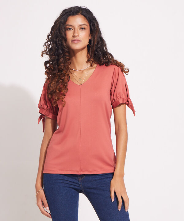 Camiseta Cuello V, Manga Con Puño, Recogido Y Moño