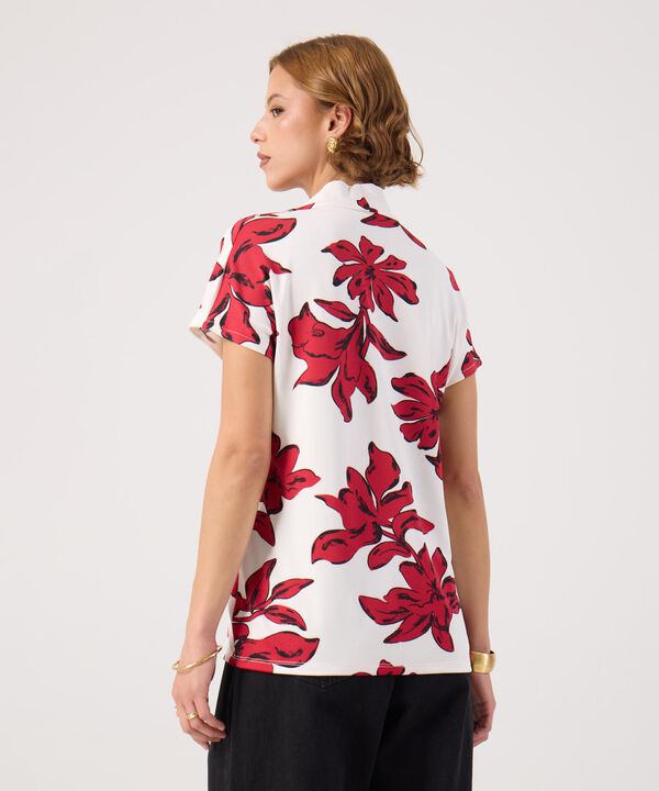 Camiseta cuello mao estampada 