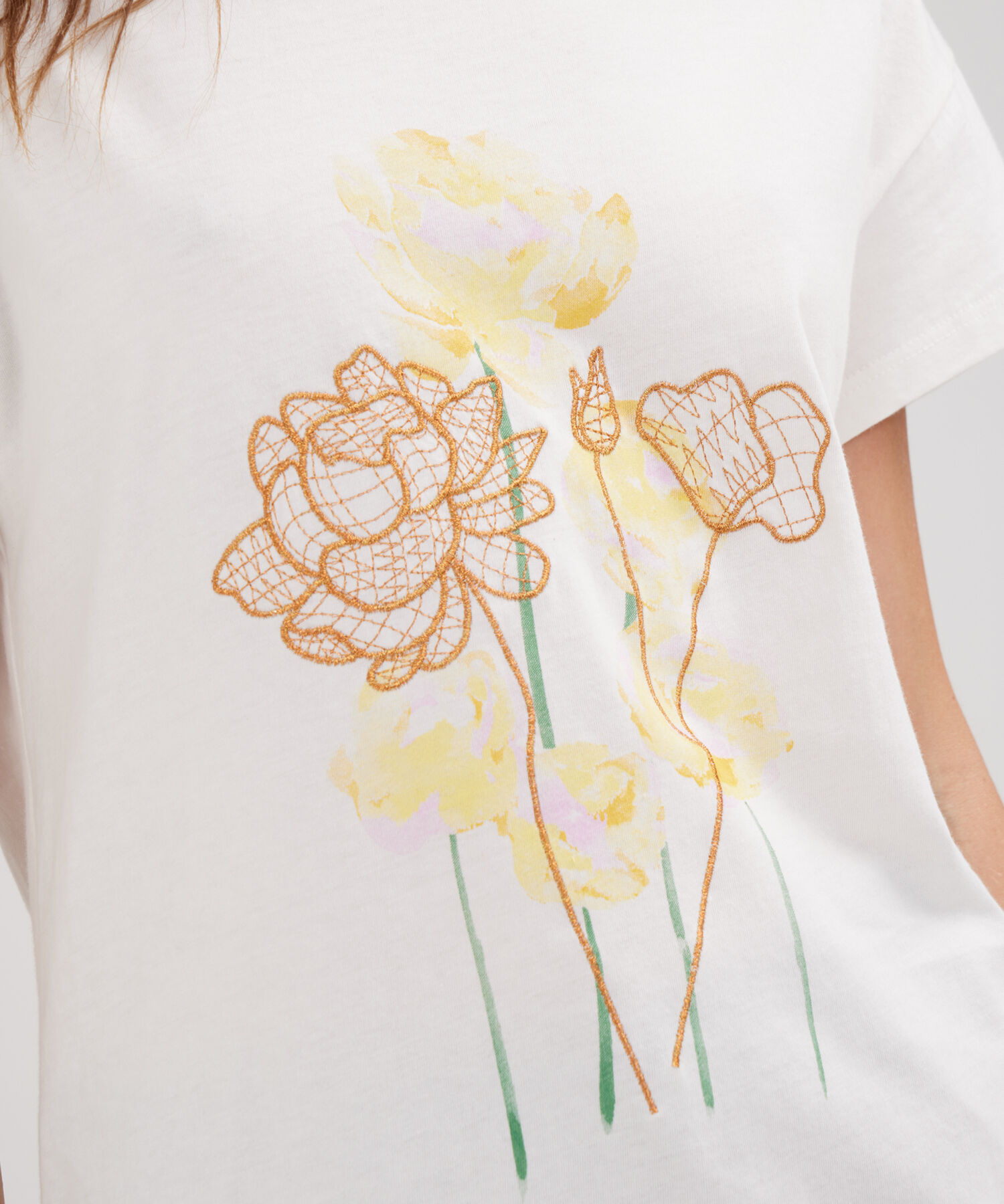 Camiseta Con Screen Y Bordado