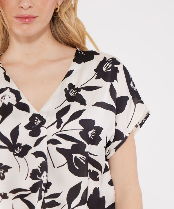 Blusa Manga Corta Rodada Con Escote En V Estampada