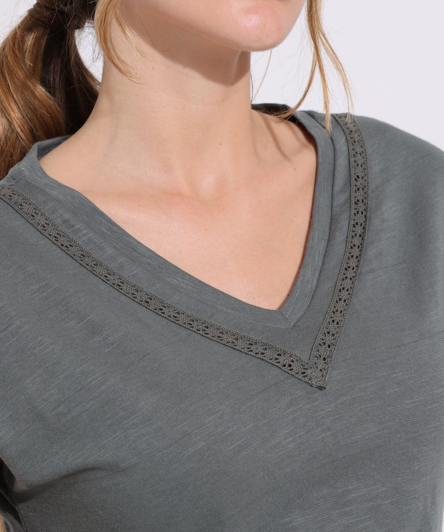 Camiseta Unicolor Manga Corta, Cuello V Con Detalle En Encaje