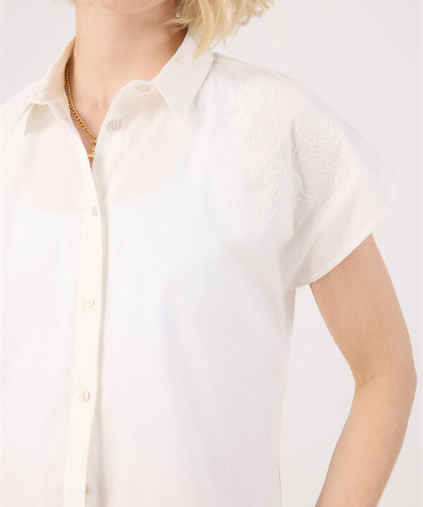Camisa Unicolor Bordada En Hombros image number null