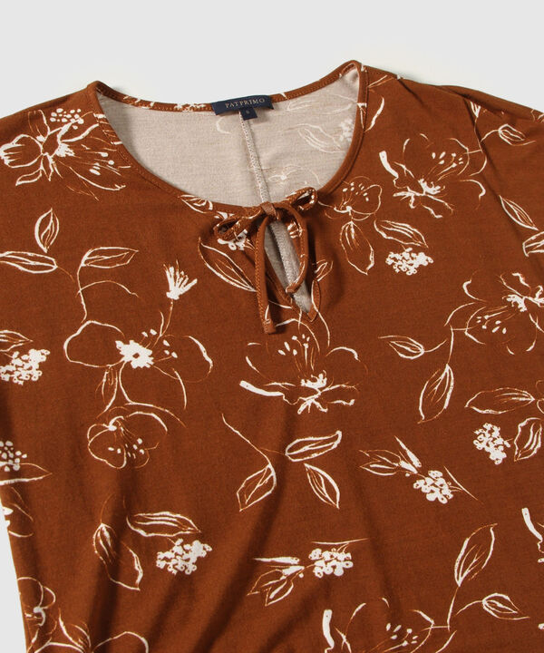 Camiseta Estampada Con Escote Ojal