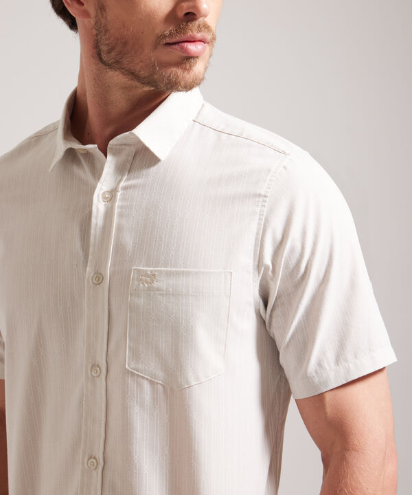 Camisa Estampada Manga Corta Con Bolsillo Y Silueta Slim Fit