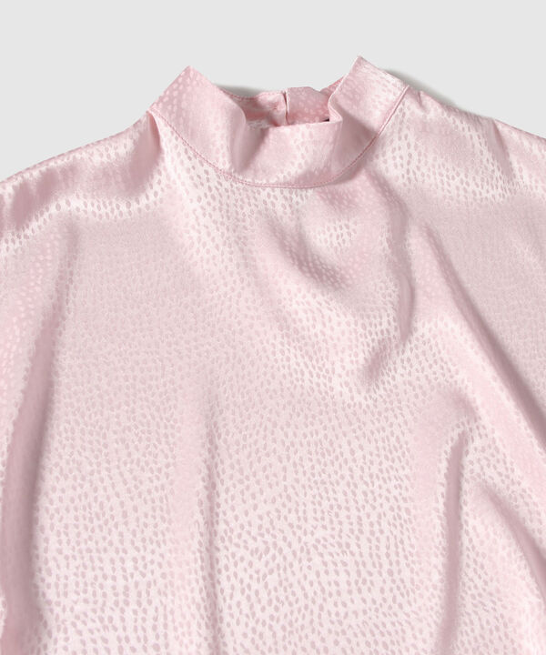 Blusa en Satín con Cuello Alto image number null