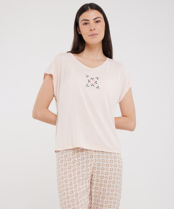 Pijama Camiseta Cuello En V Con Screen Y Pantalon Capri Tejido Plano