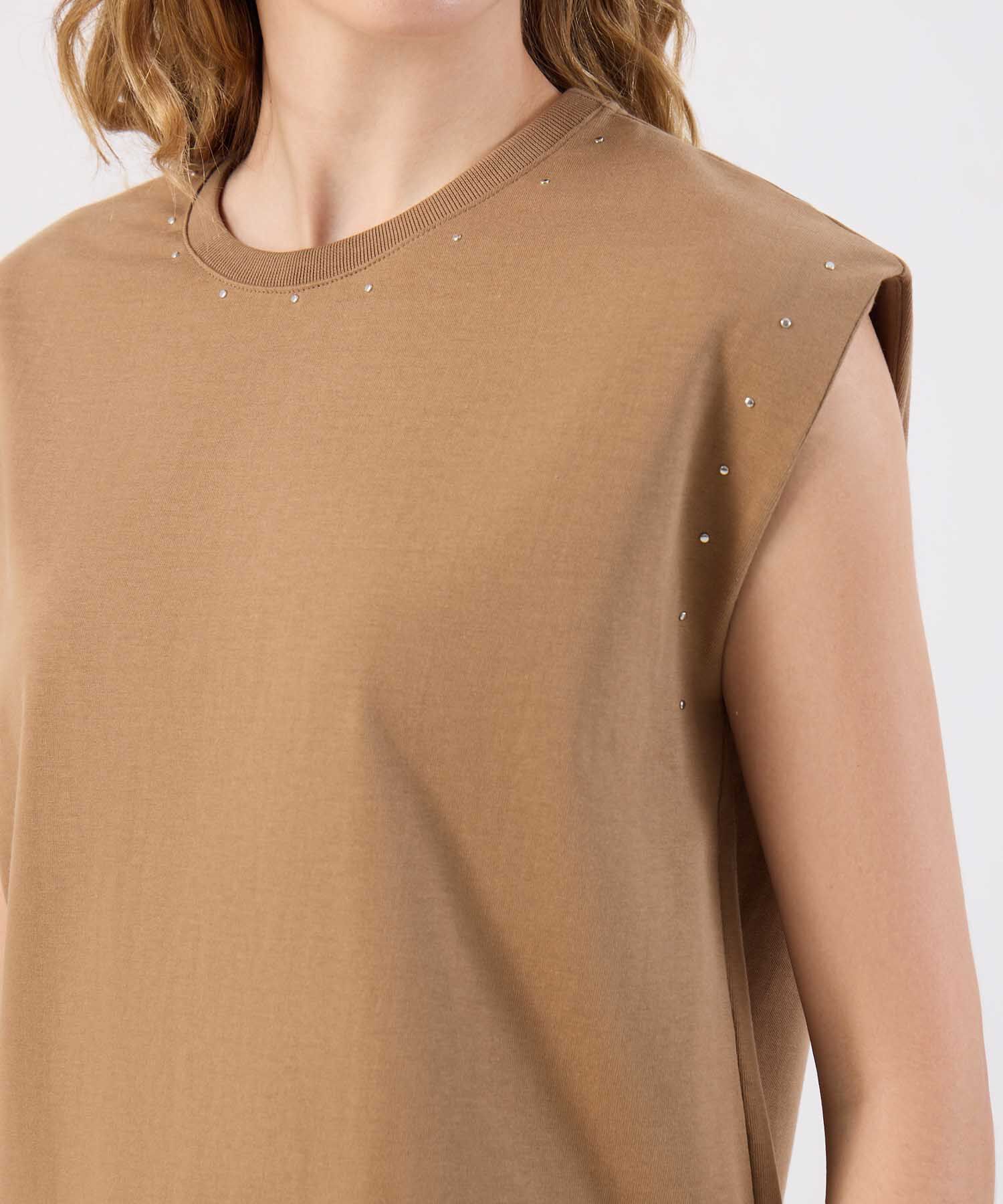 Camiseta Para Mujer con Hombro Caído y Tachuelas