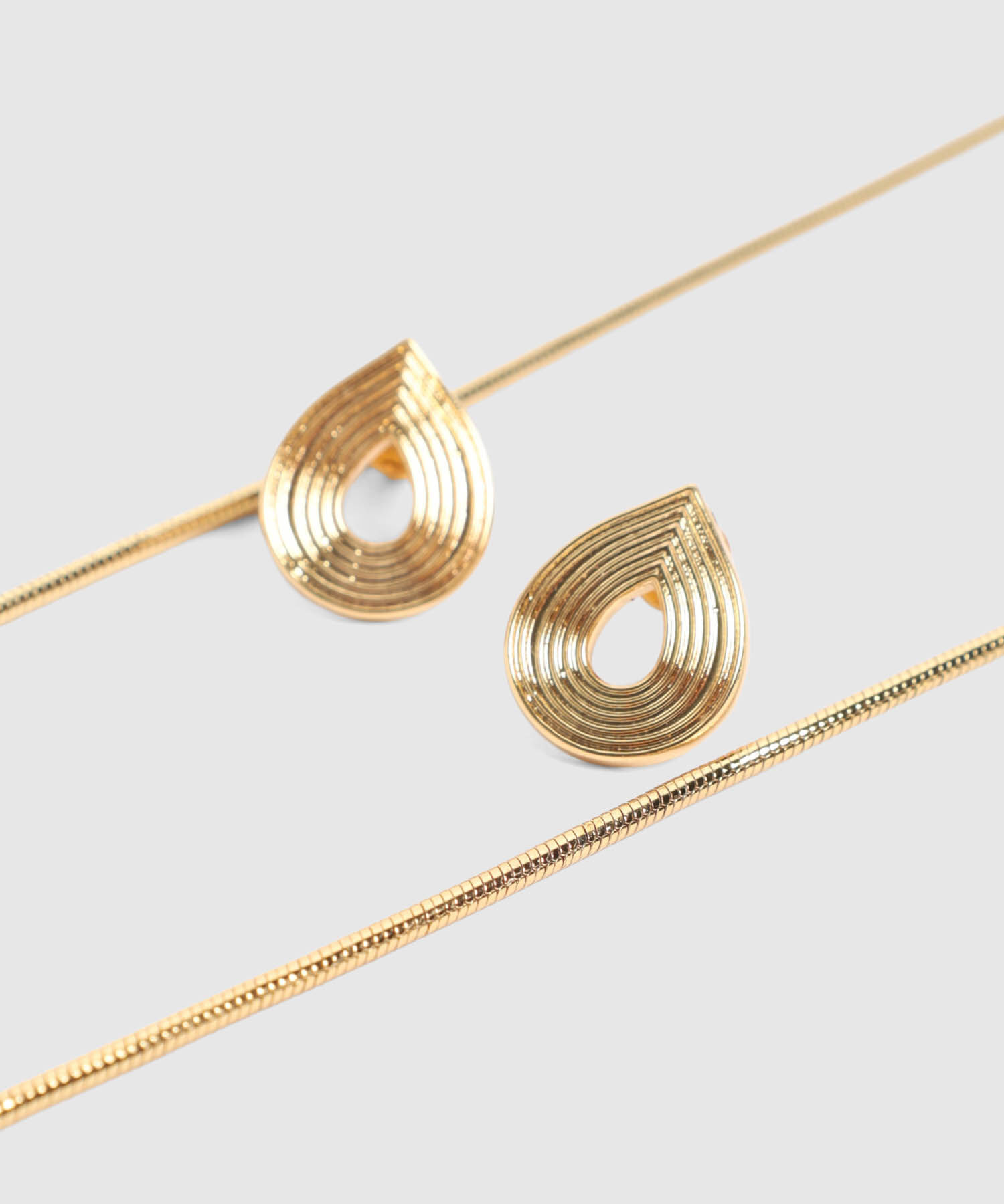 Set Collar y Aretes Texturizados Mujer