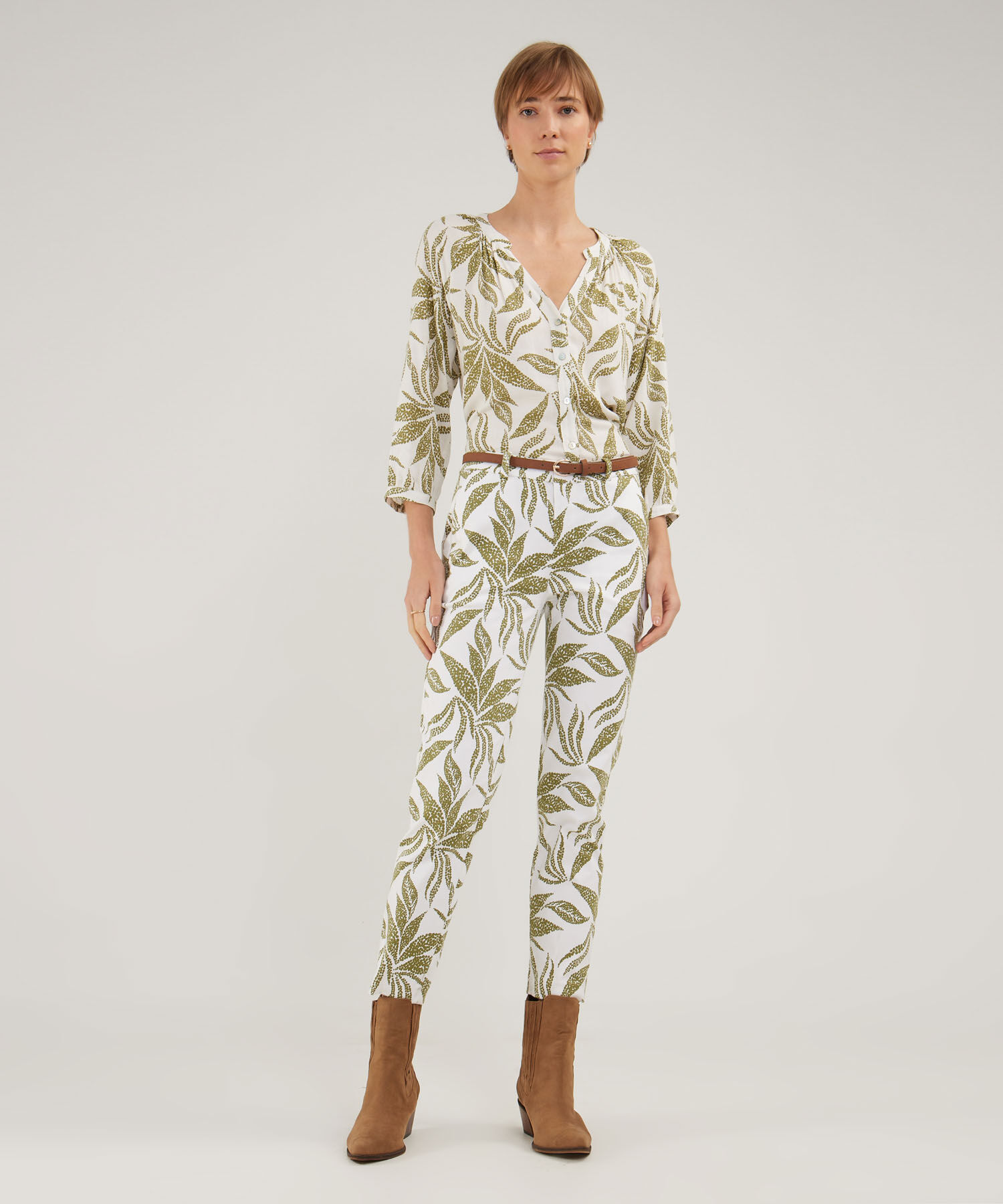 Pantalón Básico Bolsillos Diagonal Estampado Con Cinturón