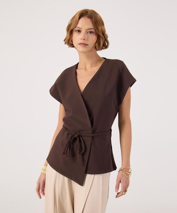 Blusa unicolor con cinturon  image number null