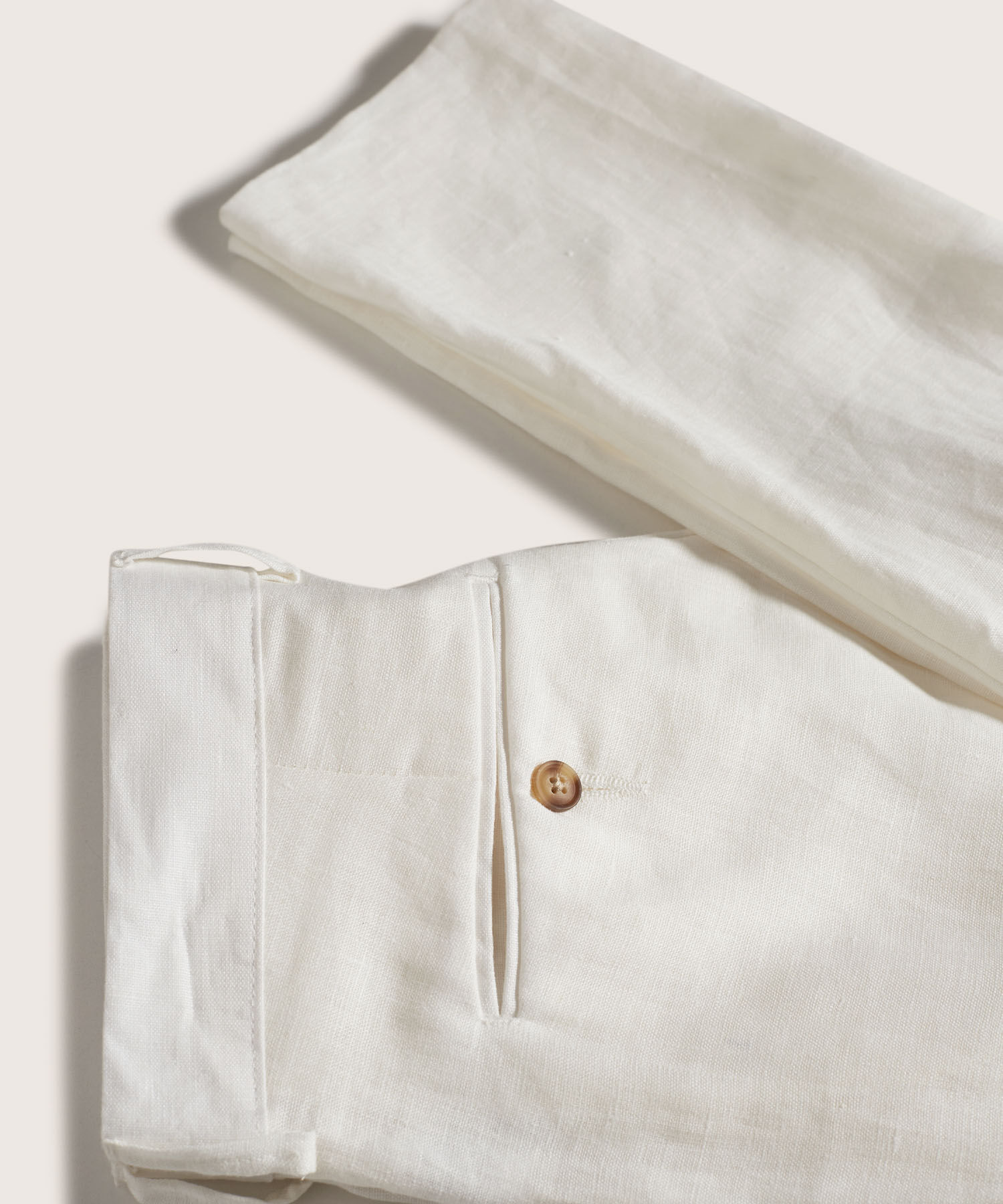 Pantalón Chino En Lino Con Bolsillo Posterior