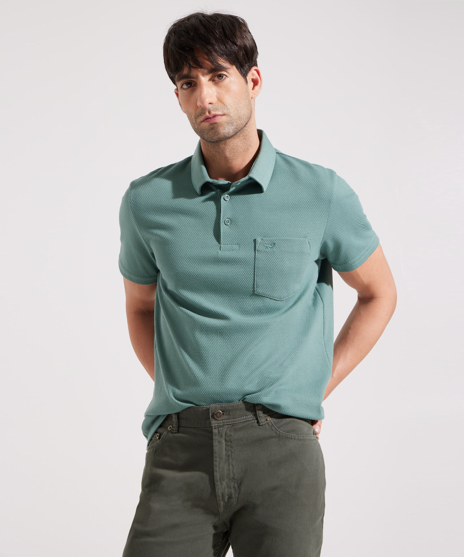 Polo Unicolor Textura, Cuello Duro Con Bolsillo, Silueta Slim Fit, Kairós