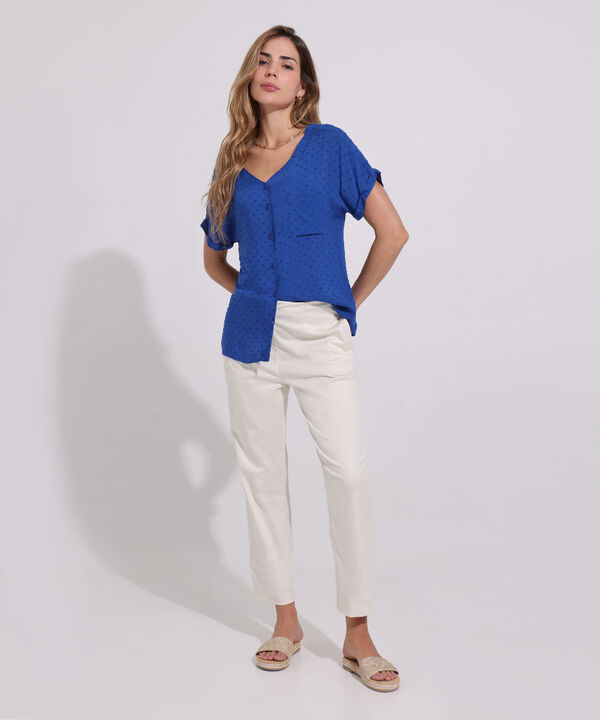Blusa Unicolor Textura Manga Corta Con Guarda Polvo, Cuello En V, Botonadura, Bolsillo Y Silueta Fluida