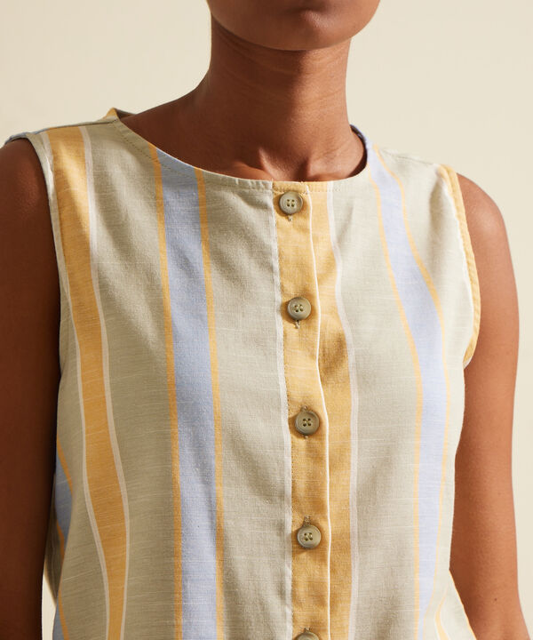 Blusa Preteñida Manga Sisa, Con Cuello Redondo Y Botonadura En Centro Frente
