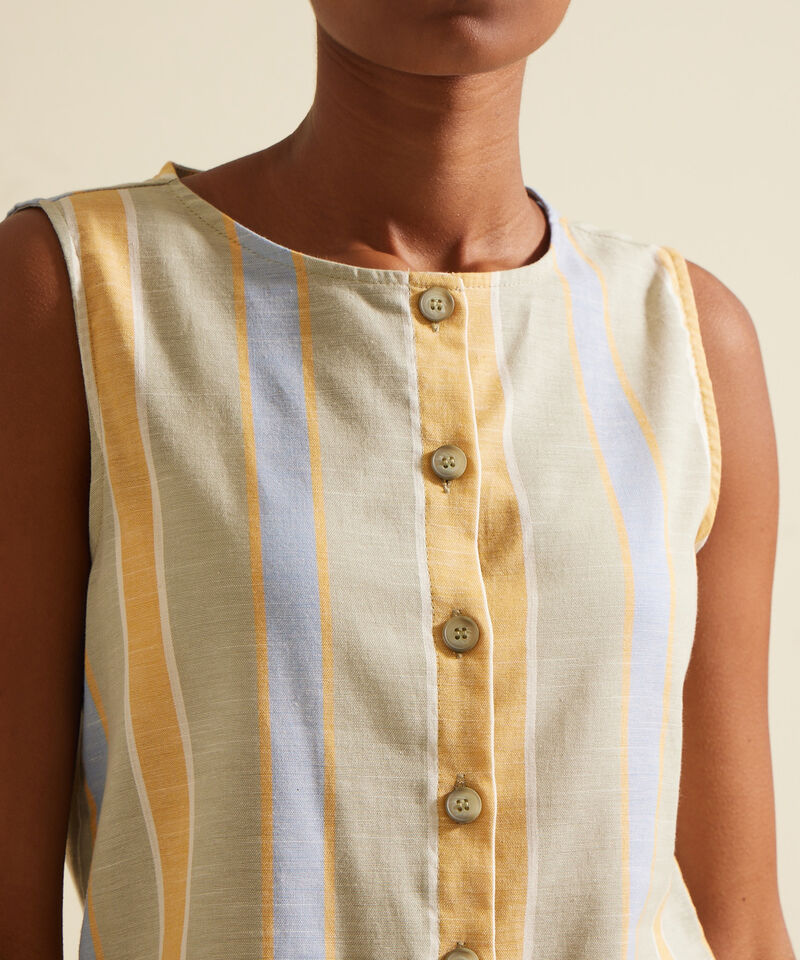 Blusa Preteñida Manga Sisa, Con Cuello Redondo Y Botonadura En Centro Frente