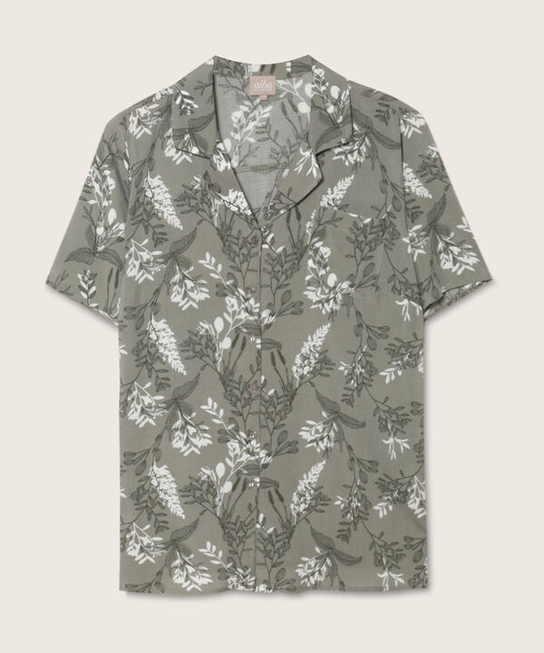 Camisa Estampada Manga Corta, Cuello Camisero Con Botonadura En Centro Frente Y Bolsillo