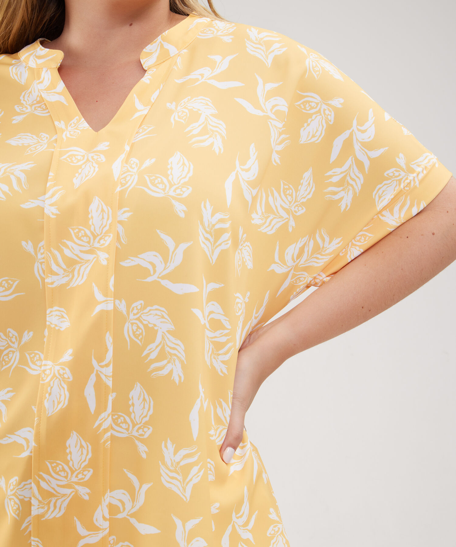 Blusa Manga Corta Con Corte En Frente