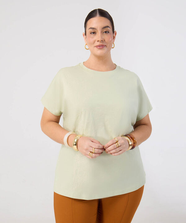 Camiseta Unicolor con Bordado Bot&aacute;nico para Mujer Curvy image number null