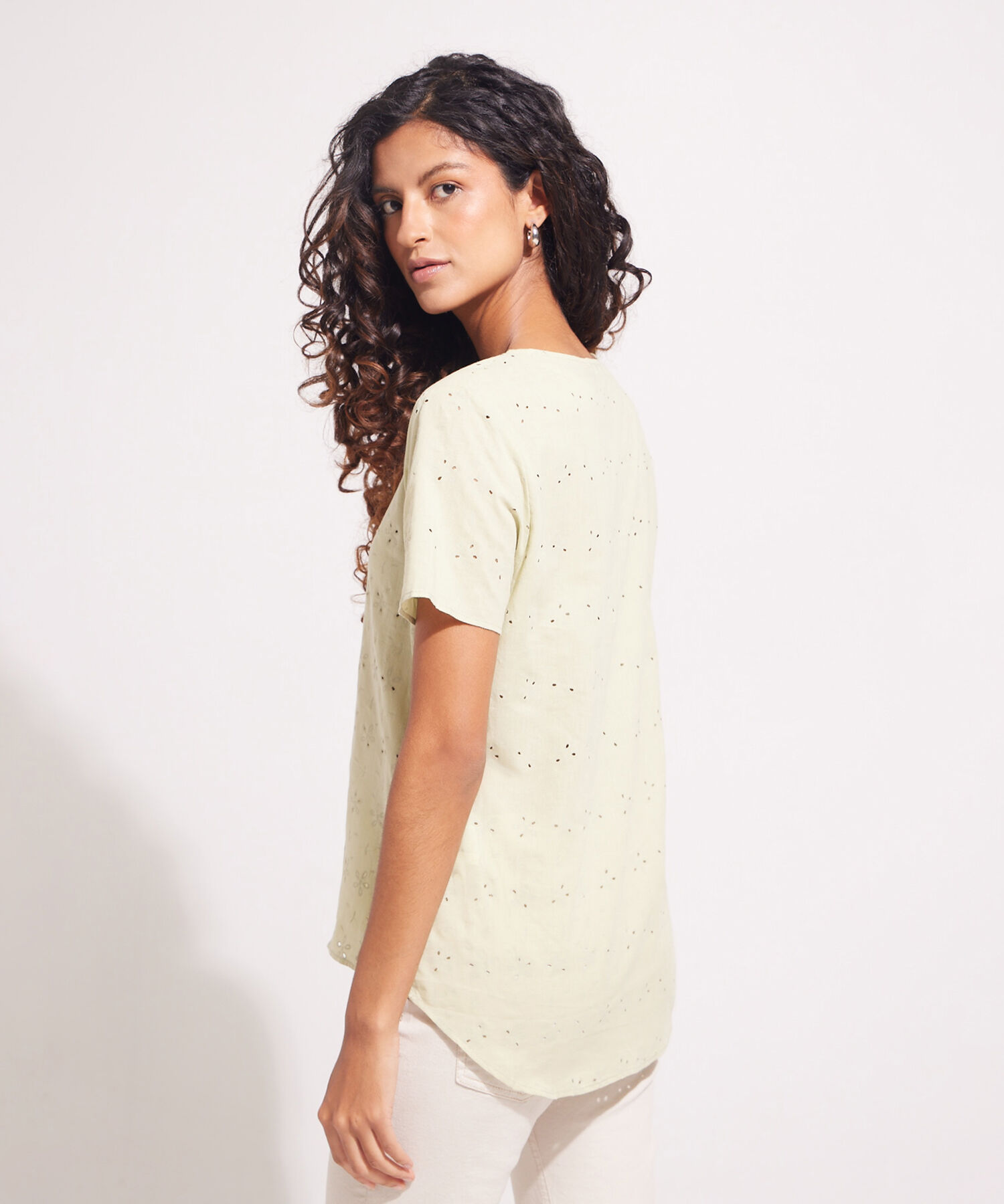 Blusa Estampada Manga Corta Con Cuello Herradura Y Ruedo Cola De Pato