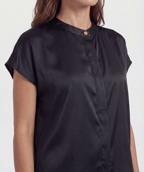 Blusa Unicolor Con Detalle 