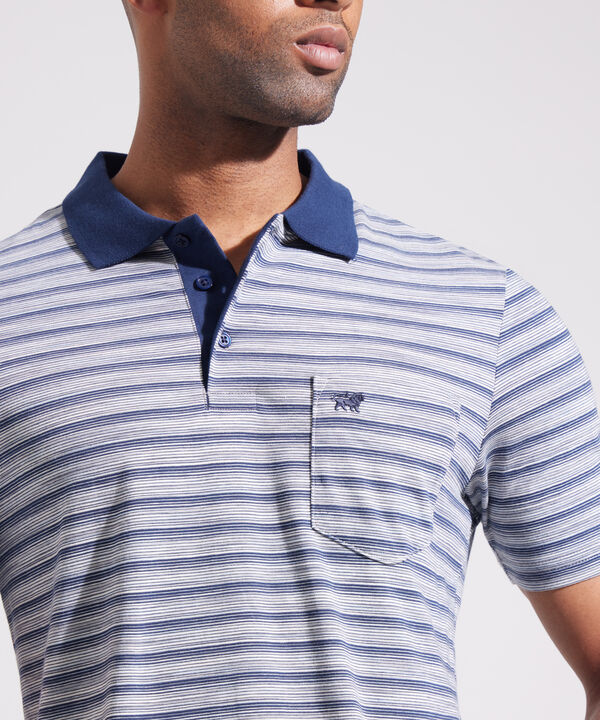 Polo Preteñida, Cuello Tejido En Contraste Con Bolsillo Y Silueta Regular Fit
