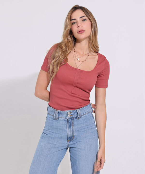 Camiseta Cuello Redondo Con Pechera Y Broche Silueta Ajustada En Rib