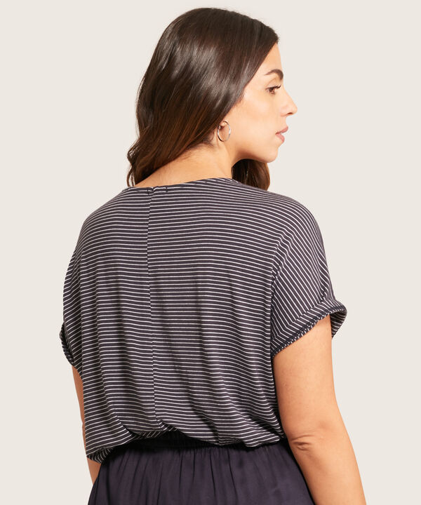 Camiseta Manga Corta Preteñida Con Botones Decorativos